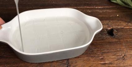 用小刀划成小块