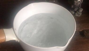 锅中倒入适量清水