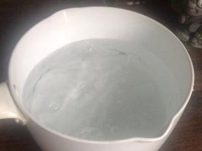 锅中倒入适量清水