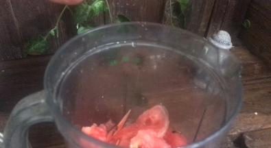 再取100克左右，打成汁