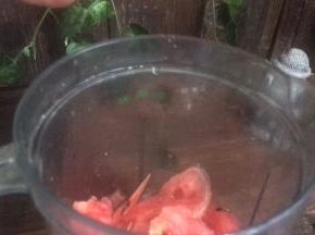 再取100克左右，打成汁