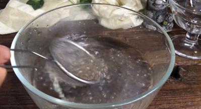 捞出放入凉开水中，洗净粘液