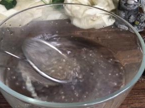 捞出放入凉开水中，洗净粘液