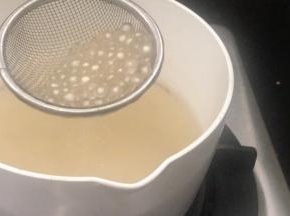 半小时后，西米煮至半透明状，关火焖20分钟左右