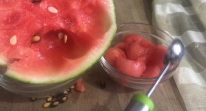 先挖几个西瓜球