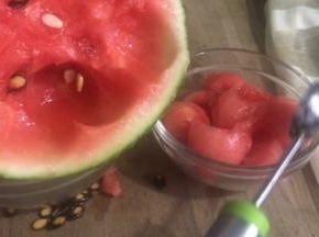 先挖几个西瓜球