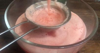 过滤掉渣质备用