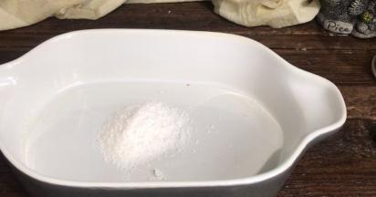 冰粉放入容器中