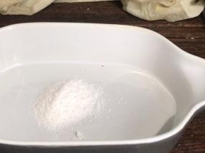 冰粉放入容器中