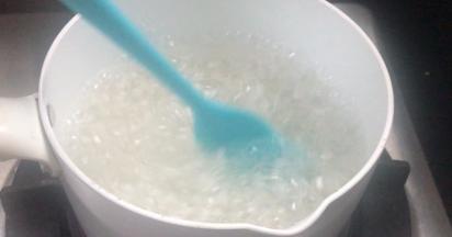 拌匀至沸腾，转小火熬煮半小时