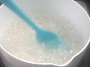 拌匀至沸腾，转小火熬煮半小时