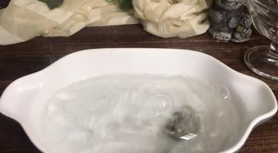 倒入冰粉中，拌匀（边倒水边搅拌）至融化后静置凉透