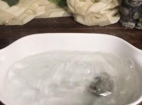 倒入冰粉中，拌匀（边倒水边搅拌）至融化后静置凉透