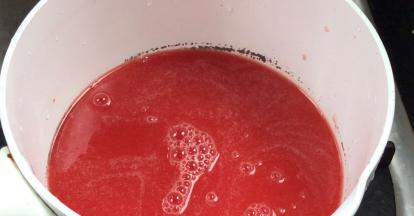 锅置火上，放入西瓜汁