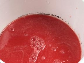 锅置火上，放入西瓜汁