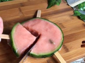 随着冰棒棍的两边，切成块