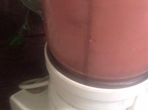 放入料理机中打成汁