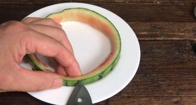 把西瓜皮戳几个眼