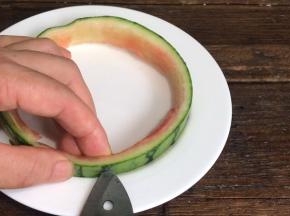 把西瓜皮戳几个眼