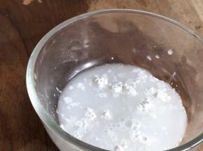 糯米粉中加少许清水，拌成糊状