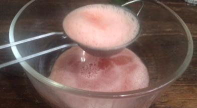 倒出过滤掉渣质