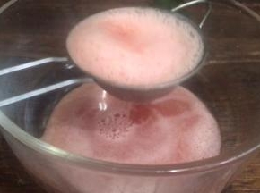 倒出过滤掉渣质