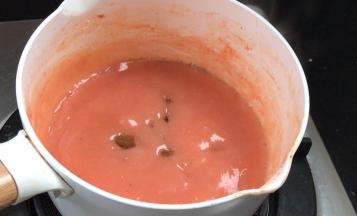 成浓稠糊状，关火，加入葡萄干拌匀，放凉