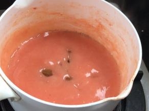 成浓稠糊状，关火，加入葡萄干拌匀，放凉