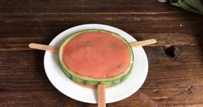 放凉后倒入西瓜皮模具内