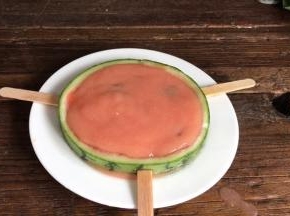 放凉后倒入西瓜皮模具内