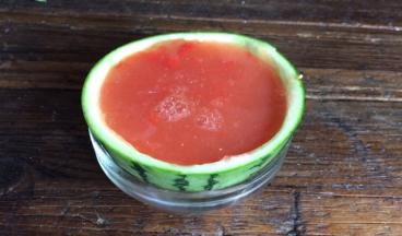 倒入西瓜皮碗内，静置凉透