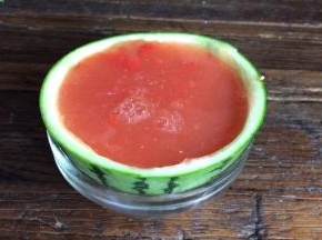 倒入西瓜皮碗内，静置凉透