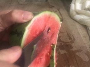 把西瓜皮修整齐