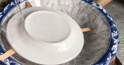 取出，倒扣在大点的容器中，淋入少许热水