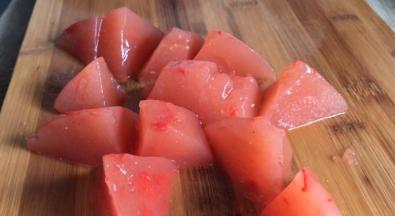 凉透后会自然凝固，倒出切块