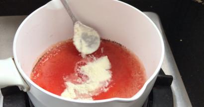 加入牛奶，搅拌均匀