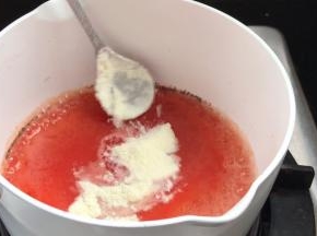 加入牛奶，搅拌均匀