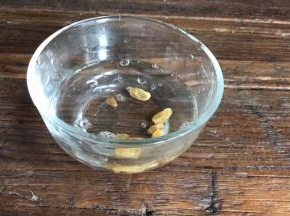 葡萄干洗净备用