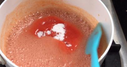 加入凉粉，搅拌均匀至沸腾