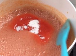 加入凉粉，搅拌均匀至沸腾