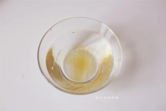 首先把吉利丁片一分为2份，分别用冰水泡软，捞出沥干水分。