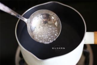 西米开水下锅，煮5分钟焖10分钟，重复3次即可煮出透明Q弹的西米，煮好的西米过一遍冰水备用。