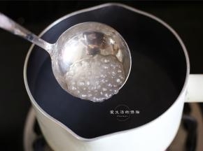 西米开水下锅，煮5分钟焖10分钟，重复3次即可煮出透明Q弹的西米，煮好的西米过一遍冰水备用。