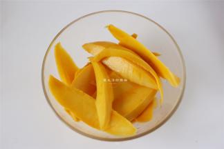 芒果去皮取肉出来，成熟度高的才好吃哦。