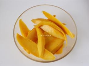 芒果去皮取肉出来，成熟度高的才好吃哦。