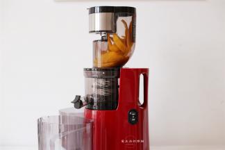 将芒果肉放入SKG榨汁机内，启动榨汁机按键