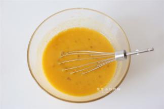 取芒果汁出来试一下甜度，倒入一半的椰浆和50克牛奶混合，甜度够的话就进行下一步，把吉利丁片隔热水融化，和芒果汁混合均匀成芒果布丁液。