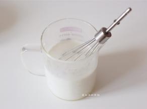 再把剩余的吉利丁液隔水融化，把牛奶和椰浆混合，加入细砂糖融化后，倒入吉利丁液拌匀，椰奶味的布丁就做好了。