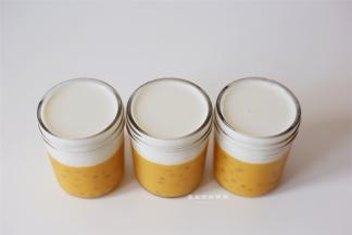 取出凝固的布丁杯，倒入牛奶液，放冰箱冷藏3小时即可。