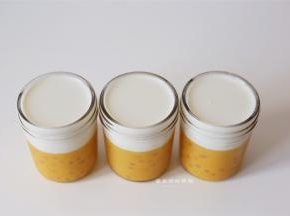 取出凝固的布丁杯，倒入牛奶液，放冰箱冷藏3小时即可。